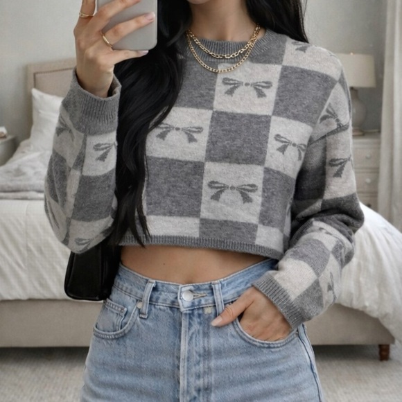 Sincerly Jules Sweaters - Sincerely Jules cropped grey and white checkered bow sweater, size XS